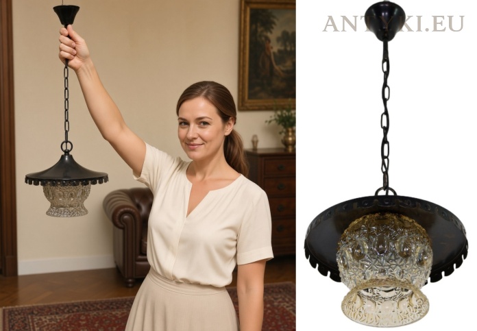 lampa wisząca retro z dekoracyjnym szkłem nad wejściem w rustykalnym wnętrzu